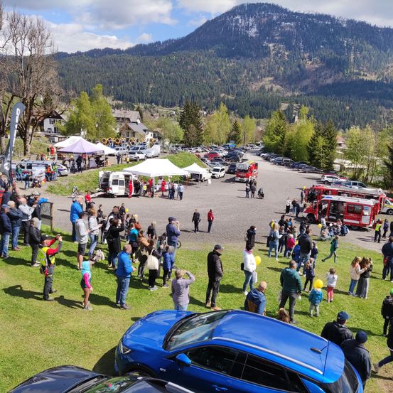 Bild enthält, Shoe, Tree, Car, Vehicle, Person, Fir, Hat, Handbag, Tent, Car Show