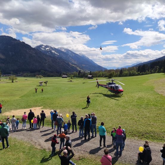 Bild enthält, Airport, Handbag, Helicopter, Airfield, Person, Hat, Nature, Outdoors, Shoe, Grass