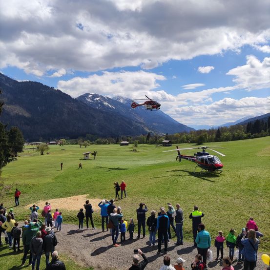 Bild enthält, Airport, Airfield, Helicopter, Grass, Person, Shoe, Handbag, Outdoors, Nature, Hat