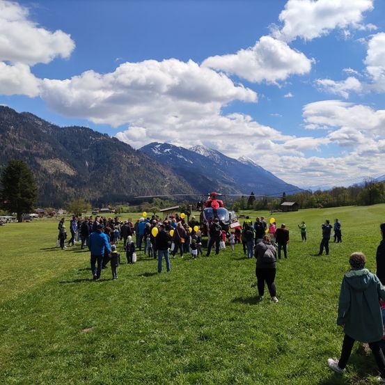 Bild enthält, Grass, Person, Walking, Hiking, Nature, Outdoors, Sky, Shoe, Handbag, Park