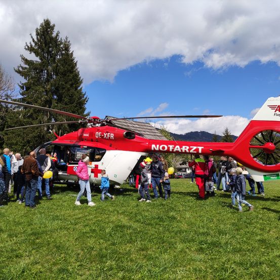 Bild enthält, Shoe, Aircraft, Helicopter, Person, Handbag, Airport, Airfield, Helmet, Hat, Basketball (Ball)