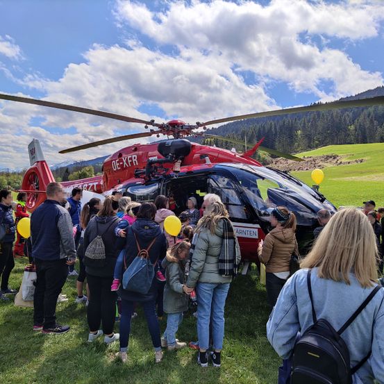 Bild enthält, Shoe, Adult, Female, Person, Woman, Helicopter, Handbag, Backpack, Male, Man