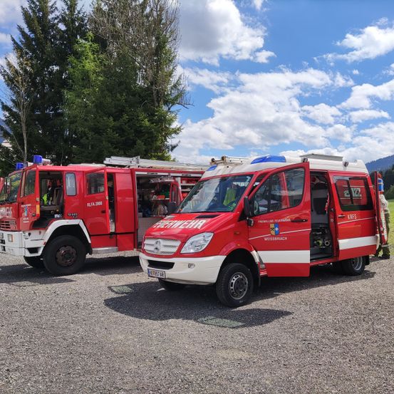 Bild enthält, Person, Transportation, Vehicle, Fire Truck, Truck, Car, Shoe, Fire Station