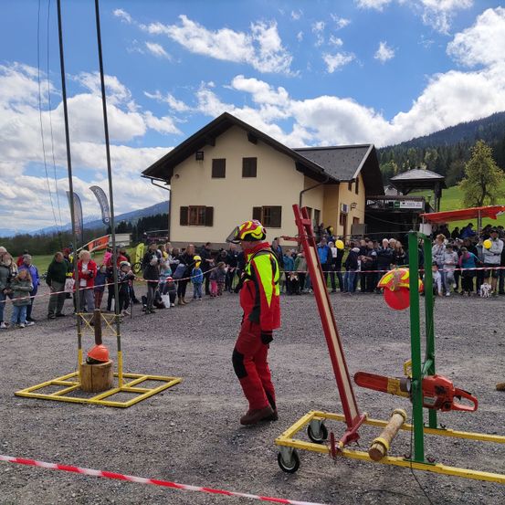 Bild enthält, Person, Worker, Glove, Shoe, Handbag, Helmet, Hat, Outdoors, Lamp, Play Area