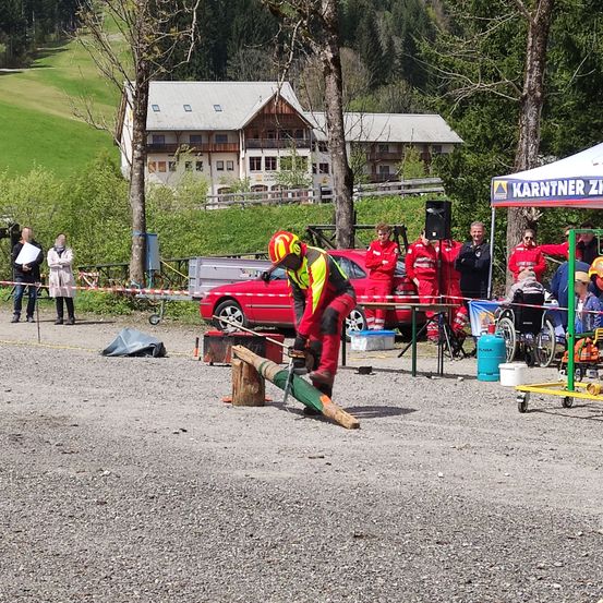 Bild enthält, Glove, Helmet, Person, Adult, Male, Man, Hat, Box, Tent, Tree