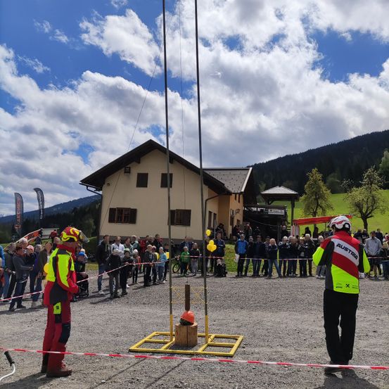 Bild enthält, Person, Worker, Helmet, Adult, Male, Man, Handbag, Shoe, Hat, People