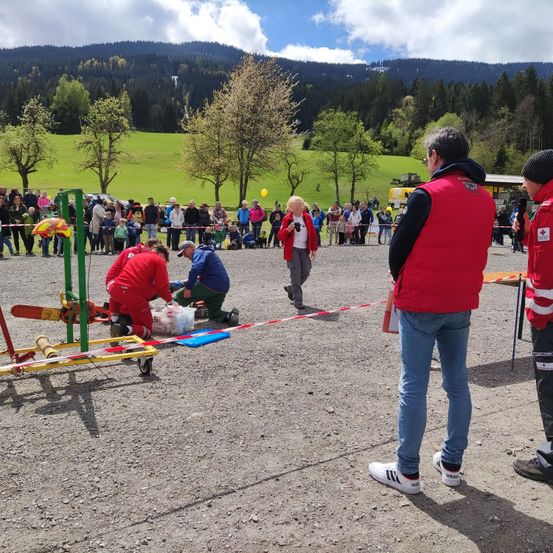 Bild enthält, Adult, Male, Man, Person, Female, Woman, Play Area, Shoe, Outdoor Play Area, Outdoors