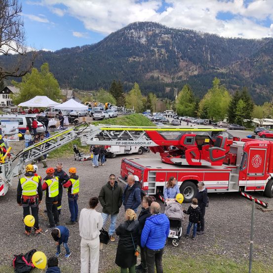 Bild enthält, Helmet, Handbag, Person, Shoe, Car, Vehicle, Truck, Fire Truck, Fire Station