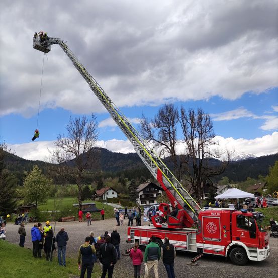 Bild enthält, Shoe, Person, Tent, Fire Truck, Truck, Vehicle, Car, Bench, Hat