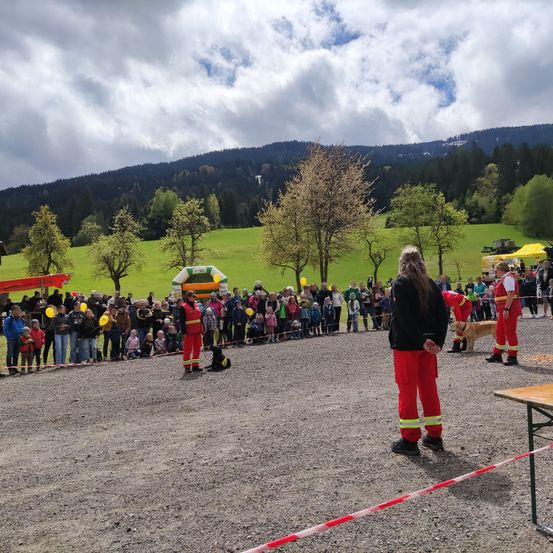 Bild enthält, Fir, Tree, People, Person, Shoe, Dog, Handbag, Outdoors, Child, Girl
