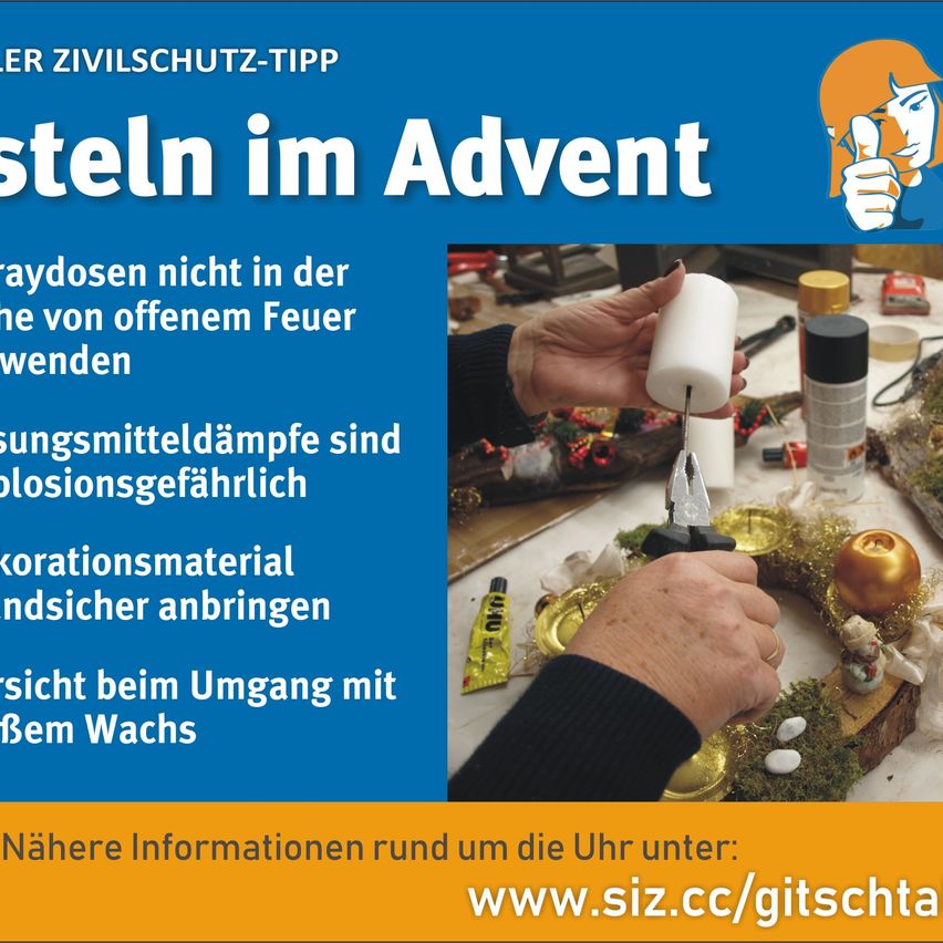 Ein Bild zeigt eine Hand, die eine Kerze mit einem Kranz und anderen Dekorationen hält. Es warnt davor, Kerzen in der Nähe von offenem Feuer zu platzieren und Explosionsmittel in der Nähe von Wachs zu verwenden. Weitere Informationen finden Sie unter www.siz.cc/gitschta.