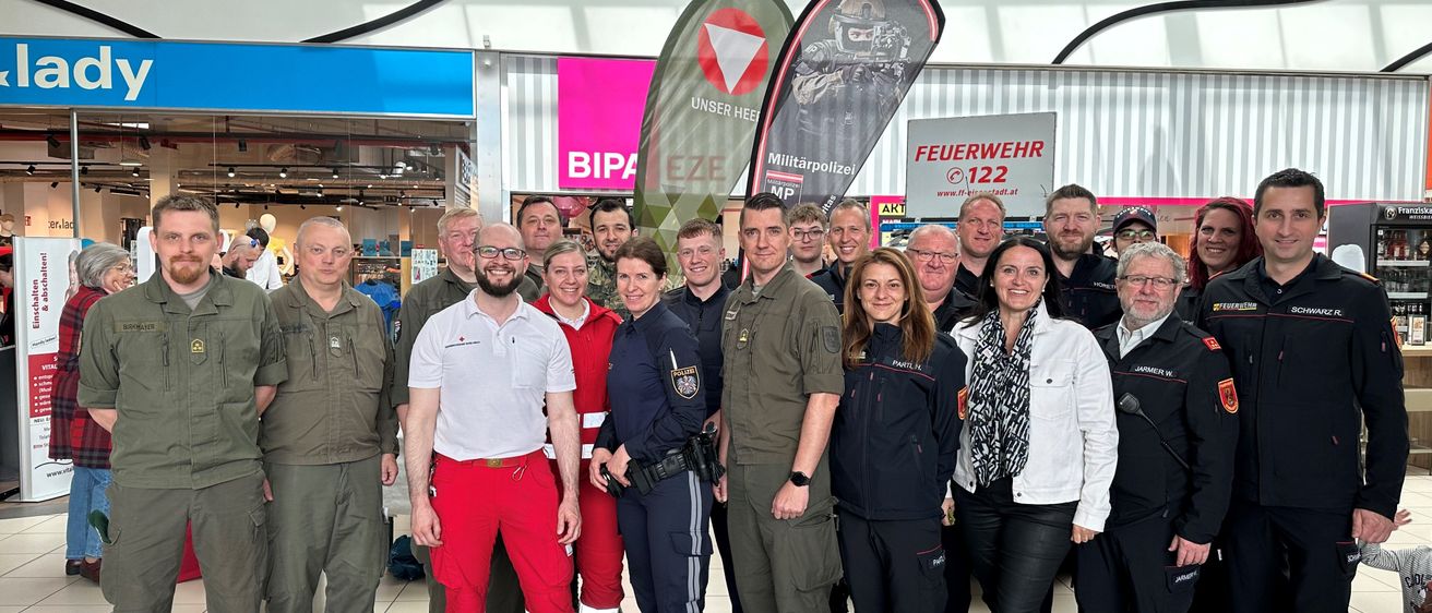 Bild enthält, Groupshot, Person, People, Wristwatch, Adult, Male, Man, Glasses, Shoe, Woman