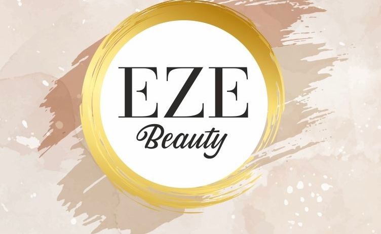 Das Logo von EZE Beauty, das einen goldenen Kreis mit dem Namen in Fettdruck zeigt, vor einem pastellfarbenen Hintergrund.