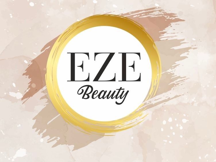 Das Logo von EZE Beauty, das einen goldenen Kreis mit dem Namen in Fettdruck zeigt, vor einem pastellfarbenen Hintergrund.