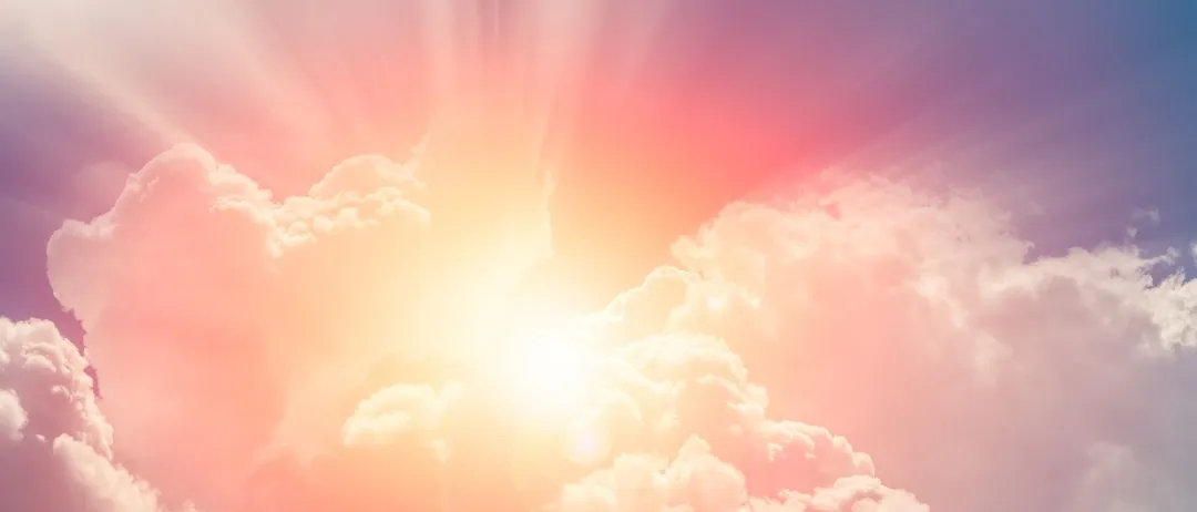 Ein ruhiger Himmel mit sanften, pastellfarbenen Wolken und einer warmen, strahlenden Sonne, die hell scheint und ein sanftes Licht ausstrahlt.