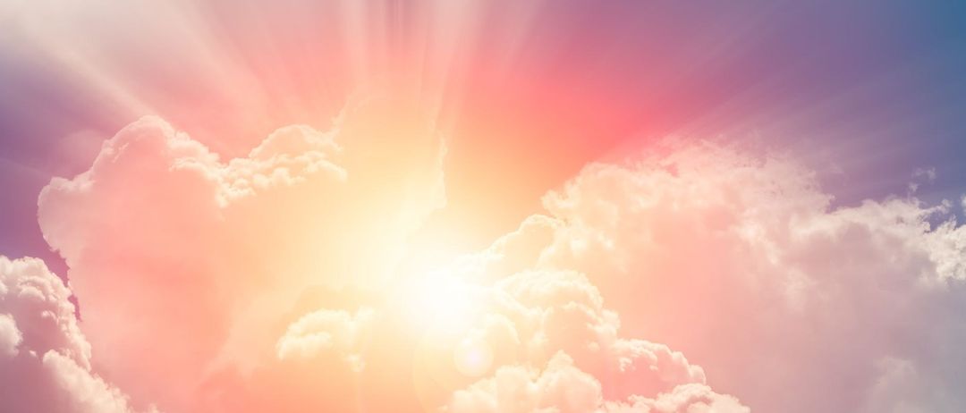 Ein ruhiger Himmel mit sanften, pastellfarbenen Wolken und einer warmen, strahlenden Sonne, die hell scheint und ein sanftes Licht ausstrahlt.