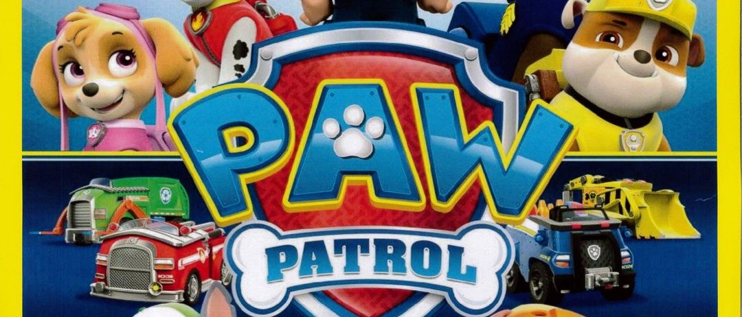 Ein Poster von Paw Patrol mit einer Gruppe von Cartoon-Hunden, einer mit einem Feuerwehrhelm und den anderen in verschiedenen Kostümen. Der Text lautet 'Ein Puppenspiel für Kinder ab 2 Jahren.'