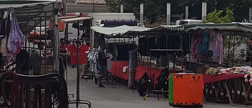 Kramermarkt-Veranstaltung in Breitenbrunn. Am Hauptplatz und Josef Haydngasse. Donnerstag, 3. Juli 2025, von 8:00 bis 12:00 Uhr. Ein Bild von Ständen unter Markisen mit verschiedenen Artikeln zum Verkauf.