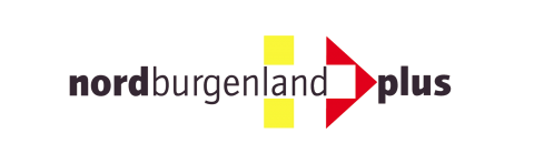 Das Nordburgenland Plus Logo besteht aus einem gelben Quadrat, einem roten Dreieck und einem weißen Pluszeichen auf schwarzem Hintergrund.