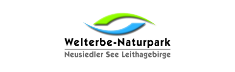 Das Logo für Welterbe-Naturpark wird mit einem wellenförmigen Design auf schwarzem Hintergrund dargestellt. Der Name 'Welterbe-Naturpark' und 'Neusiedler See Leithagebirge' sind in Weiß geschrieben.