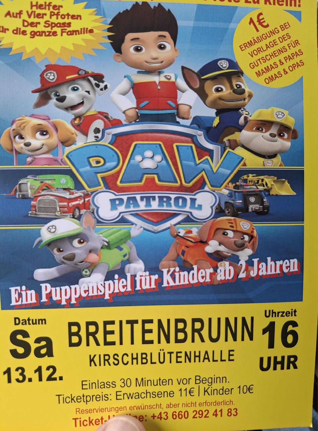 Plakat für Paw Patrol Puppenspiel. Charaktere sind ein Hund mit rotem Hut, ein Hund mit blauem Hut und ein Hund mit gelbem Hut. Fahrzeuge sind ein Feuerwehrauto und ein Bulldozer. Datum ist Samstag, 13. Dezember, Zeit ist 16 Uhr. Ort ist Breitenbrunn Kirschbluntenhalle.