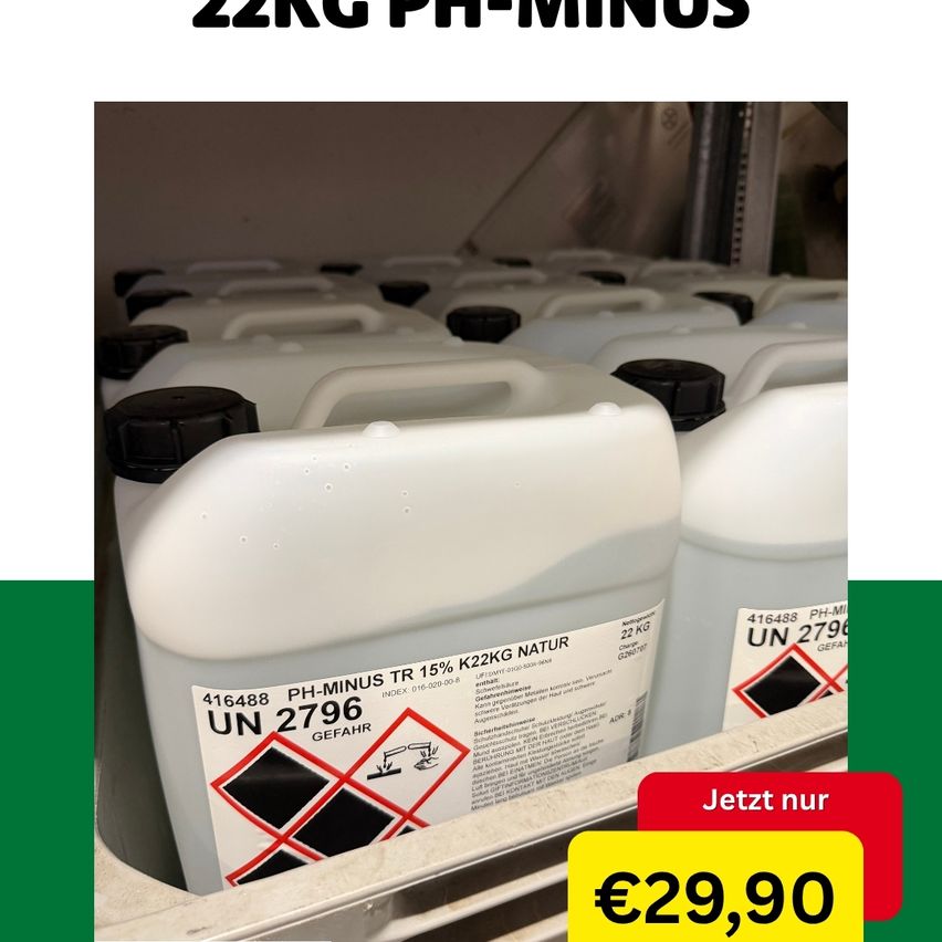 Ein Stapel weißer Plastikbehälter mit der Aufschrift 'PH-MINUS' und einem Preisschild von 29,90 €, auf einem Regal ausgestellt.
