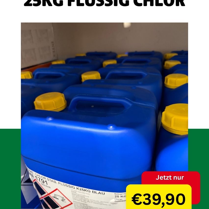 Eine Reihe blauer und gelber Behälter mit der Aufschrift '25KG FLUSSIG CHLOR' und einem Preisschild von 39,90 € auf weißem Hintergrund.