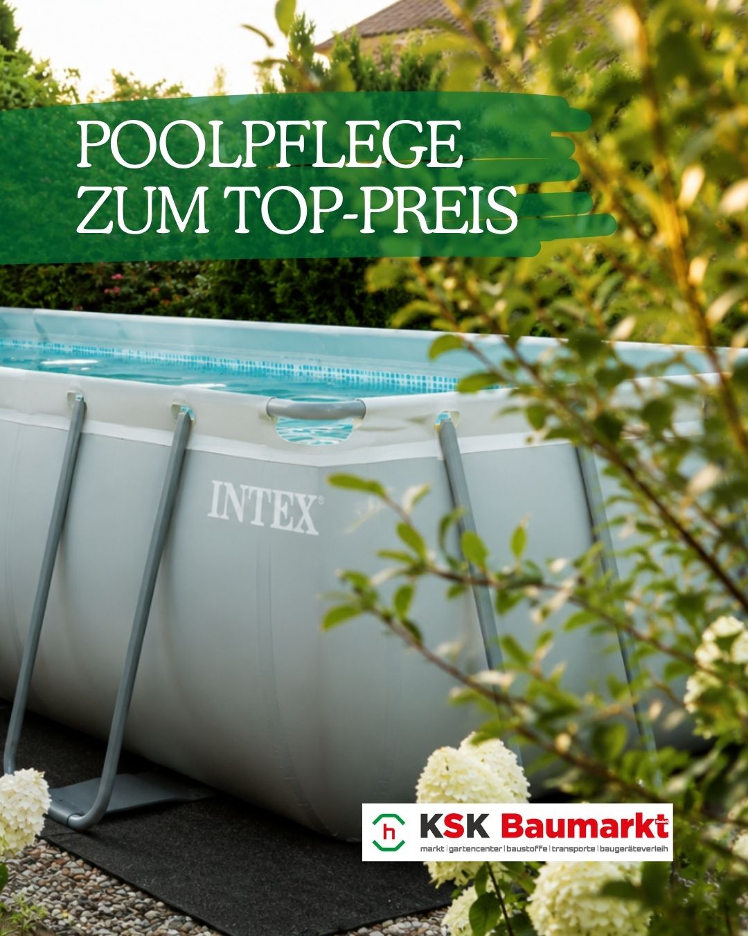 Ein Intex-Pool ist im Freien zu sehen, umgeben von Grün. Der Pool ist rechteckig mit einem weißen Inneren und grauem Äußeren. Der Markenname ist an der Seite sichtbar. Ein grüner Banner darüber lautet 'POOLPFLEGE ZUM TOP-PREIS'.