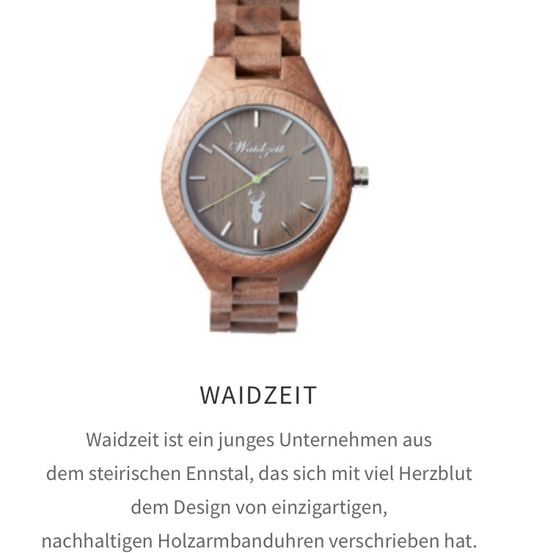 Eine Holzuhr mit einem Holzarmband, das Wort 'Waidzeit' steht darüber. Sie ist mit einem Hirschbild auf dem Zifferblatt gestaltet. Die Uhr stammt von Waidzeit, einem jungen Unternehmen aus Ennstal, Österreich.