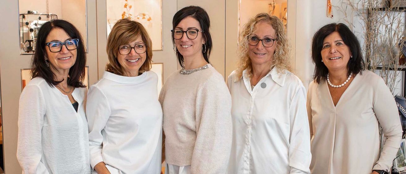 Bild enthält, Adult, Female, Person, Woman, Groupshot, Face, Smile, Sweater, Coat, Sleeve