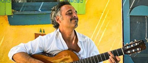 Bild enthält, Guitar, Performer, Person, Solo Performance, Adult, Male, Man, Music, Musician, Guitarist