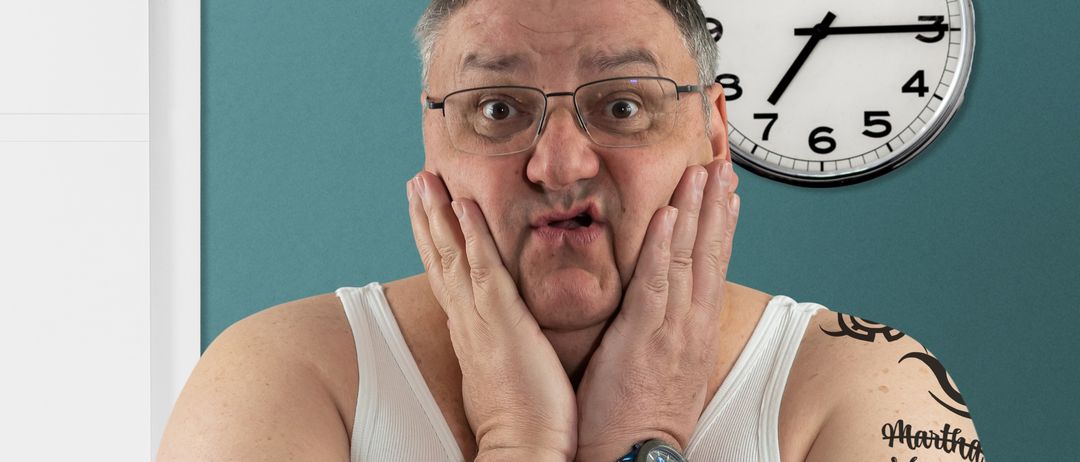 Bild enthält, Finger, Person, Wrist, Adult, Male, Man, Face, Portrait, Glasses, Wristwatch