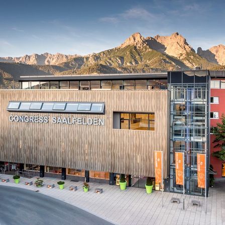 Bild enthält, Building, City, Interior Design, Urban, Convention Center, Shopping Mall, Outdoors, Road, Street, Terminal