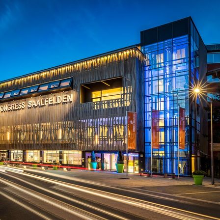 Bild enthält, Building, Convention Center, Office Building, City, Urban, Shop, Shopping Mall, Road, Street, Lighting