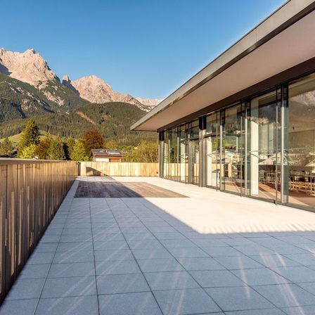 Bild enthält, Nature, Outdoors, Scenery, Interior Design, Door, City, Building, Floor, Housing