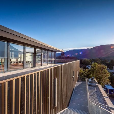 Bild enthält, Interior Design, Building, Terrace, Balcony, Outdoors, Nature, Scenery, Office Building