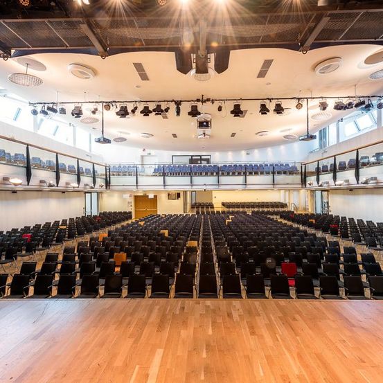 Bild enthält, People, Building, School, Classroom, Indoors, Crowd, Audience, Lecture, Hall, Lecture Hall