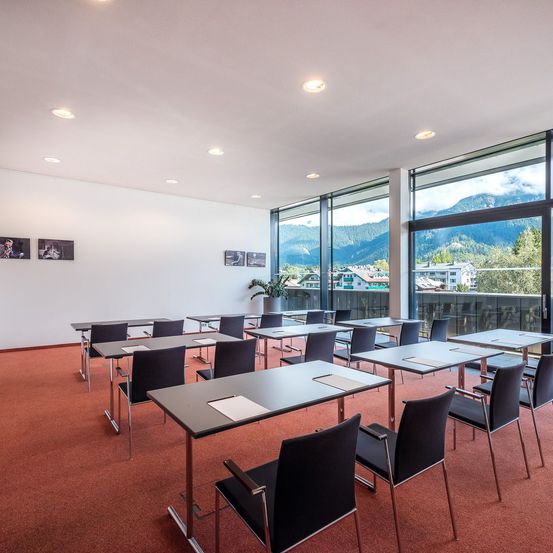 Bild enthält, Cafeteria, Indoors, Restaurant, People, Interior Design, Painting, Furniture, Classroom, Chair, Lounge