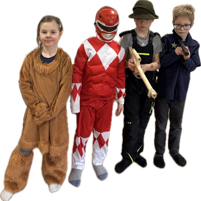 Vier Kinder in Kostümen; eines in einem braunen pelzigen Outfit, eines in einem roten und weißen Power Ranger-Anzug und zwei in Polizeiuniformen mit Spielzeugpistolen.