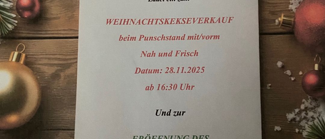 Eine weiße Karte auf einer Holzoberfläche lädt mit Veranstaltungen wie dem Verkauf von Weihnachtskuchen am 28.11.2025 um 16:30 Uhr und der Eröffnung des Weihnachtsparks am 30.11.2025 um 15:00 Uhr in die Weihnachtsstimmung ein.