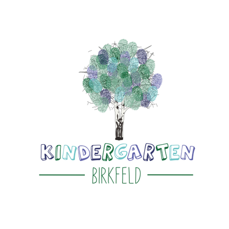 Illustration eines bunten Baumes mit Blättern in Form von Fingerabdrücken. Der Baum hat einen Stamm und ist mit Kindergarten Birkfeld beschriftet. Der Hintergrund ist weiß.