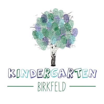 Eine bunte Baumillustration mit dem Text Kindergarten Birkfeld darunter in einer verspielten Schrift. Der Baum besteht aus verschiedenfarbigen Blättern und scheint ein Logo für einen Kindergarten zu sein.
