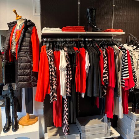 Bild enthält, Clothing, Coat, Furniture, Indoors, Footwear, Shoe, Person, Shop