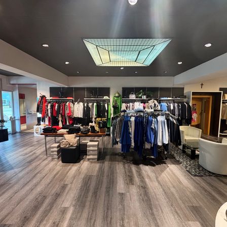 Bild enthält, Architecture, Building, Indoors, Furniture, Chair, Shop, Person