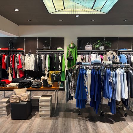 Bild enthält, Boutique, Shop, Architecture, Building, Indoors, Furniture, Clothing, Footwear, Shoe