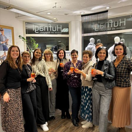 Bild enthält, People, Person, Adult, Female, Woman, Groupshot, Male, Man, Jacket, Pants