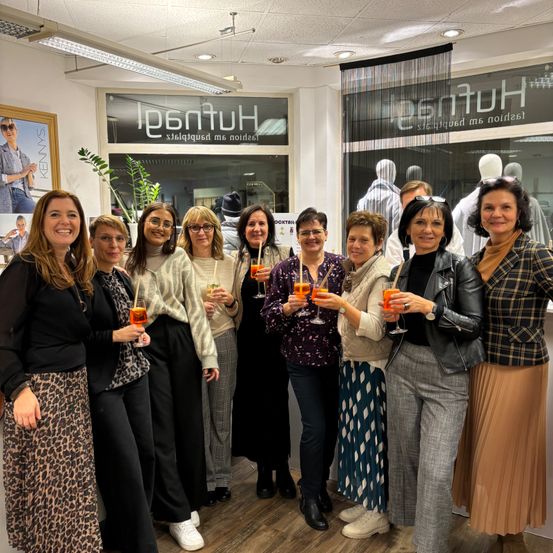 Bild enthält, People, Person, Adult, Female, Woman, Groupshot, Male, Man, Jacket, Pants