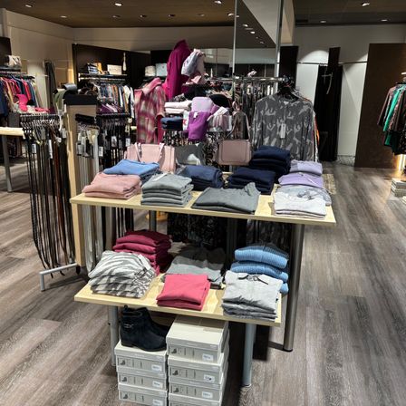 Bild enthält, Boutique, Shop, Architecture, Building, Indoors, Room, Walk-In Closet, Person, Coat, Furniture