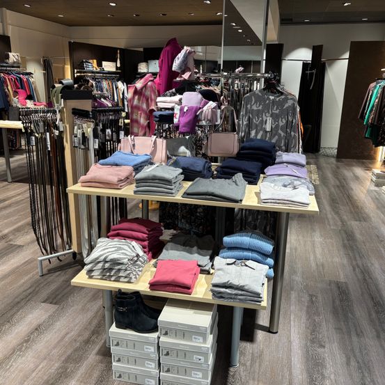 Bild enthält, Boutique, Shop, Architecture, Building, Indoors, Room, Walk-In Closet, Person, Coat, Furniture