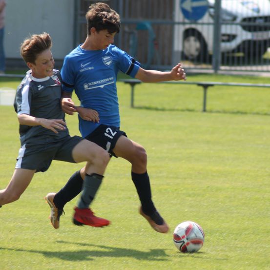 Bild enthält, Football, Soccer, Soccer Ball, People, Person, Sphere, Shoe, Boy, Child, Male